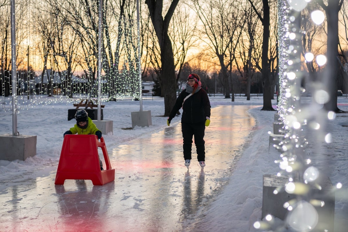 Une mère et son enfant qui patinent